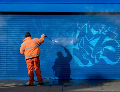 Comment nettoyer un graffiti tag sur un mur ? L’hydrogommage est la solution