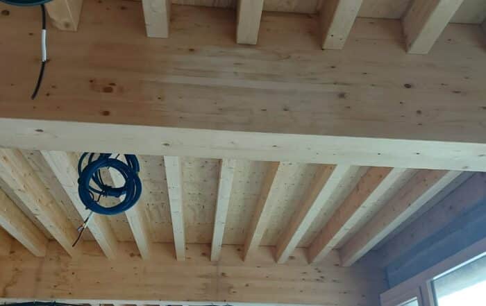 nettoyage du bois taché sur un chantier