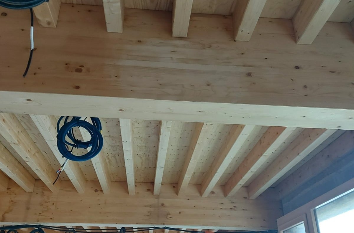 nettoyage du bois taché sur un chantier Nettoyage du bois taché, de la saleté et de la poussière
